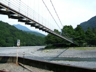 写真２−１：川根両国駅付近の両国吊橋。