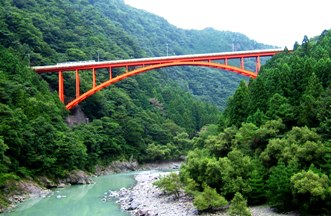 写真３−１−１：大井川渓谷に映える泉大橋。