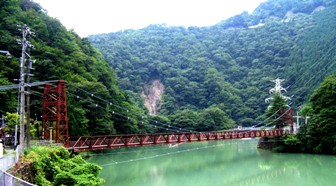 写真４−１：アプトいちしろ駅付近の大井川ダムに架かる産業吊橋。