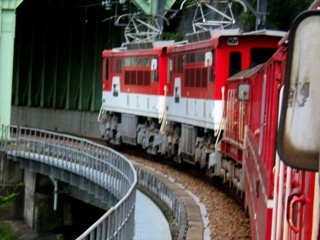 写真５−１−２：アプト区間を後押しする２連のＥＤ９０型アプト式電気機関車。