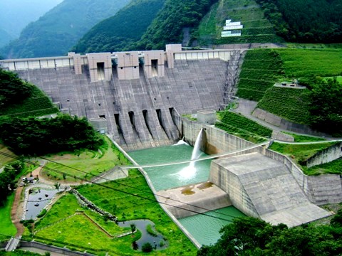写真５−２：長島ダムの大きな堰。