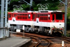 写真６−１：長島ダム駅で切り離され去っていく２連のアプト式機関車。