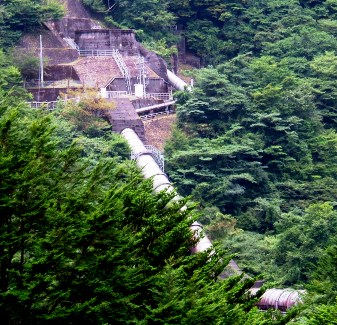写真Ｂ１１−３：関ノ沢橋梁から見える大きな導水管の拡大。