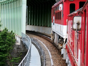 写真Ｃ３−２：アプト式機関車の制動で急勾配を下る「あぷとライン」。