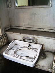 写真１−３：ＳＬ急行客車内の洗面所。