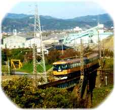 写真７−１：前年にＪＲの車窓から撮った大代川橋梁を渡る普通電車（近鉄車輌）。