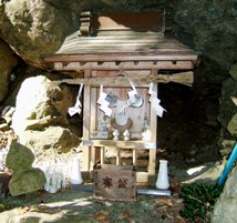 写真６－５：巌室稲荷神社の祠の拡大。