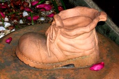 写真武豊オブジェ：靴のオブジェ。
