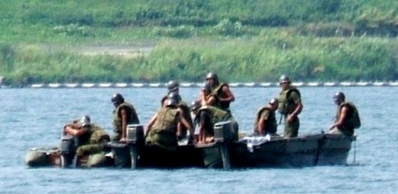 写真０６０８０４－４：２艇のボートに乗る自衛隊員。
