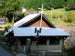 写真０６１１１３－Ｋ２：高取山麓の場違いなキリスト教会。