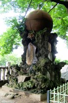 写真０７０７２２－１：横浜の八幡橋八幡神社の球形の遺物と奇妙な台座。
