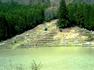 写真１００５０１－１：京都府神吉町「廻り田池」の”臨水墓地”。