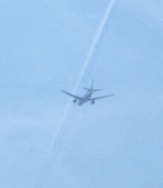 写真３−２：八尾市上空を飛ぶジェット旅客機。