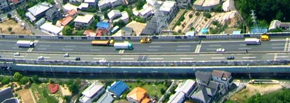 写真４−３：高度３００ｍから間近に見る西名阪自動車道。