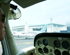 写真５−４：機体を格納庫前に走行する機長。