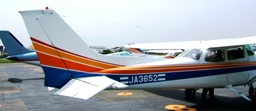 写真５−５：飛行後の搭乗機の尾翼部分。