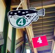 写真７－２：臼杵駅ホームのふぐマークの乗車位置指示板。