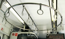 写真１－４：ＪＲ普通列車内の円状吊革。