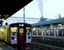 写真２－２：八代駅に隣接する工場の煤煙。