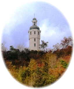 写真４－３：新ドイツ館背後の丸山の上に建つ「ばんどうの鐘」。