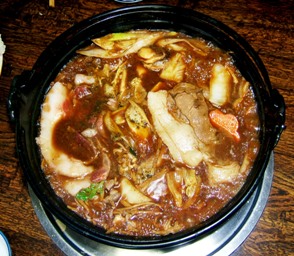 写真ｂ３：赤味噌仕込みの牡丹鍋。