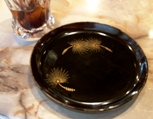 写真Ｔ７－４：「純喫茶　渚」の漆塗りの木皿。