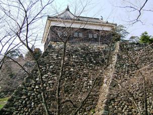 写真亀山城：亀山城の高石垣と多聞櫓。