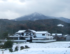 写真山川富士：高越山（こうつざん）と雪景色。