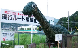 写真３：ＪＲ福知山線の谷川駅の丹波竜の模型。