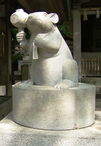 写真１：横浜市西区の杉山神社境内の大黒鼠の回転石像。