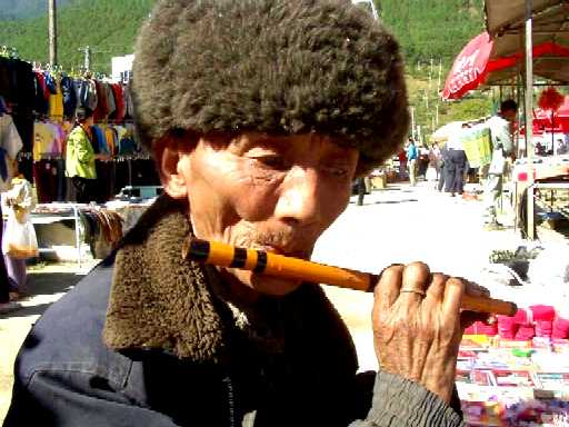 写真２４－２：龍蟠の市場で横笛を吹くお爺さん。