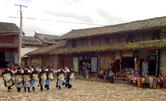 写真４－１：束河村で踊る女性たち。