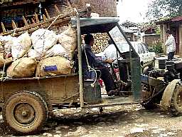 写真４－３：米袋を積んだ車。