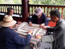 写真５－２：「九鼎龍潭」の東屋で麻雀をする男たち。