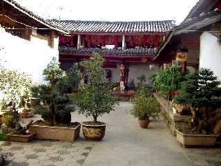写真７－３：束河村の四合院造りの家の中庭。