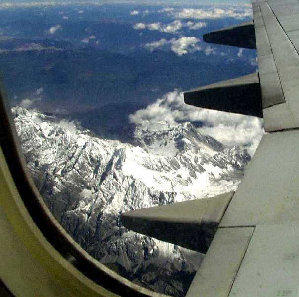 写真ｅ：飛行機の上からの玉龍雪山の稜線。