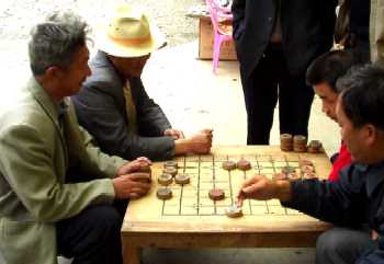 写真１３－２：道端で中国象棋に興ずるオジサンたち。