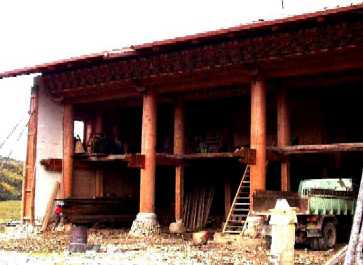 写真１４－１：建築中のチベット族民家。