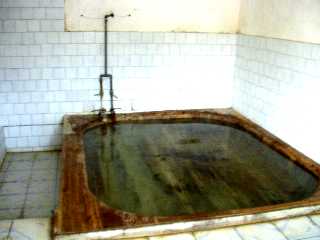 写真１４－４：湯を張った浴槽。