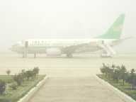 写真１６－２：濃霧の中で待機する旅客機。