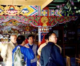 写真２＿ｋ－１：ホテルのチベット風内装。