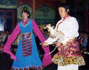 写真３＿ｋ－２：チベット族の民族舞踊。