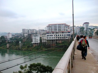写真０：三江古宜鎮の尋江に架かる橋。