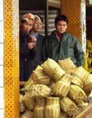 写真１４：八江の市場の男たち。