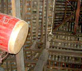 写真８：鼓楼の内部の赤い太鼓と木組みの様子。