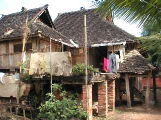 小池さんの写真３：プ・リャンスオが案内したタイ族の村長の家。