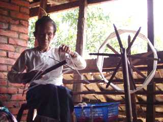 写真１２：糸を紡ぐお婆さん。
