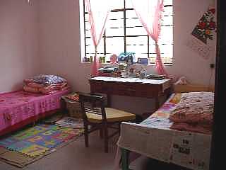 写真１２：独身の女性教師の新宿舎の居間。