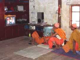 写真２０：ダイ族の家の中でテレビを見ている少年僧。