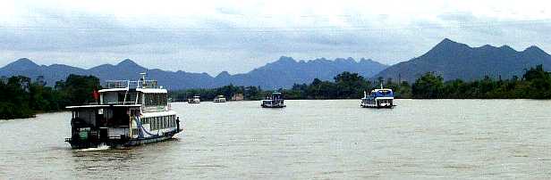 写真１：漓江下りの遊覧船が連なる様子。